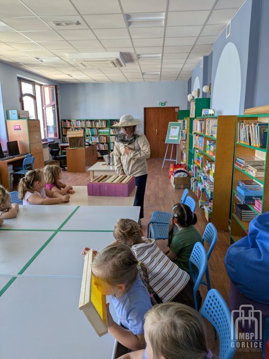 Biblioteka Gorlice, Lato z Biblioteką Prelegentka w stroju pszczelarza opowiada jak zbudowany jes ul